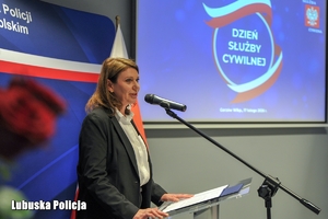 Kobieta w trakcie przemowy