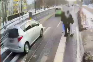 samochód nie ustępuje pierwszeństwa pieszym