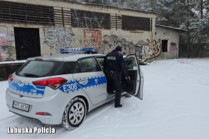 policjant sprawdza pustostan