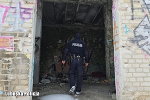 policjant sprawdza pustostan