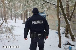 policjant sprawdza pustostan