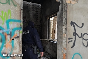 policjant sprawdza pustostan