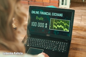 osoba siedzi przed laptopem