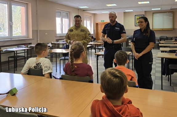 mundurowi rozmawiają z dziećmi