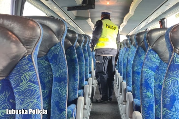 policjant kontroluje autokar