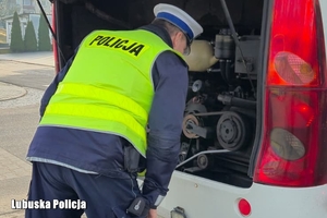 policjant kontroluje autokar