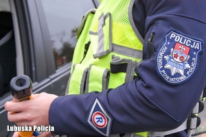 policjant trzyma urządzenie kontrolne