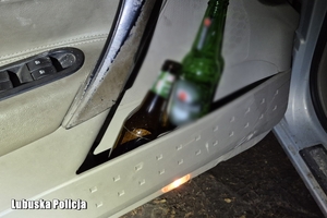 butelki w drzwiach