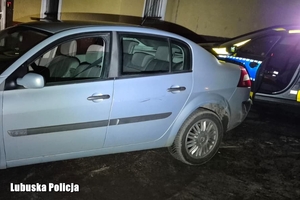 radiowóz za samochodem