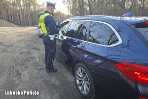 policjant rozmawia z kierowcą