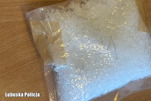 biały proszek w woreczku