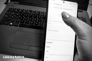 osoba trzyma telefon