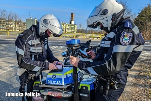 policjanci wypełniają dokumentację