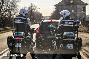 policyjni motocykliści na drodze