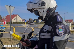 policjant bada trzeźwość