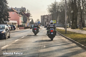 policyjni motocykliści na drodze