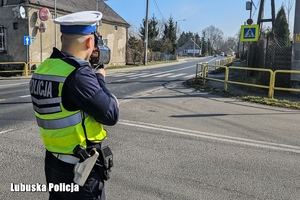 policjant kontroluje prędkość kierowców