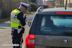 policjant rozmawia z kierowcą