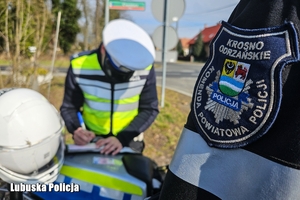 policjant sporządza dokumentację