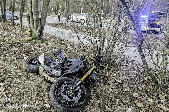 motocykl leży na poboczu