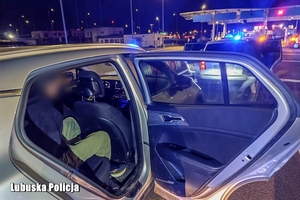 mężczyzna zatrzymany i osadzony w radiowozie