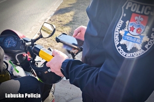 policjant kontroluje motorowerzystę