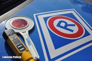 Urządzenie kontrolne i tabliczka do zatrzymywania pojazdów na masce