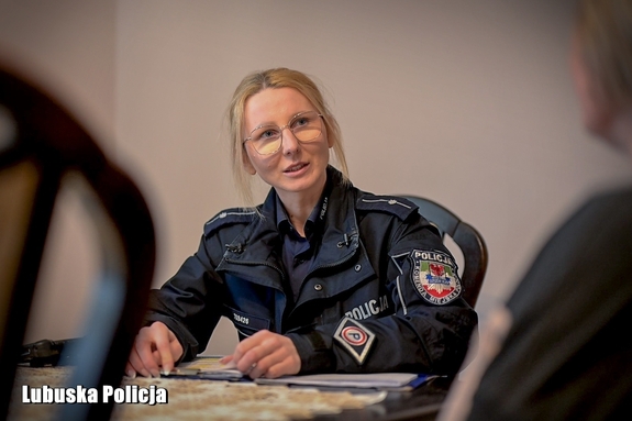 policjantka siedzi przy stole