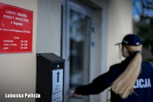 policjantka wchodzi do budynku