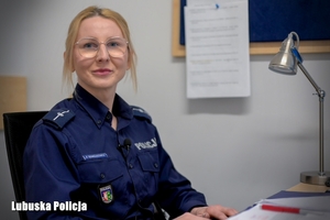 uśmiechnięta policjantka