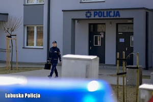 policjantka idzie z posterunku