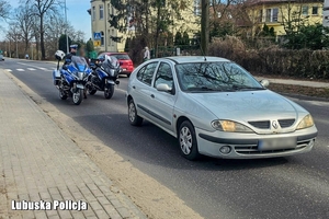 policjanci na motocyklach zatrzymali osobówkę do kontroli