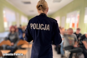 policjantka rozmawia z młodzieżą