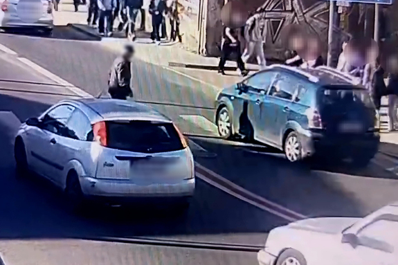 pieszy i auta w rejonie przejścia