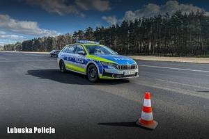 radiowóz na płycie lotniska