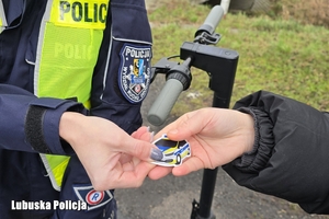 policjantka przekazuje odblask osobie