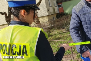 policjantka przekazuje odblask osobie