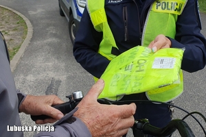 policjantka przekazuje odblask osobie