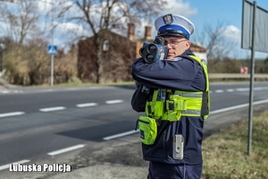 policjant kontroluje prędkość