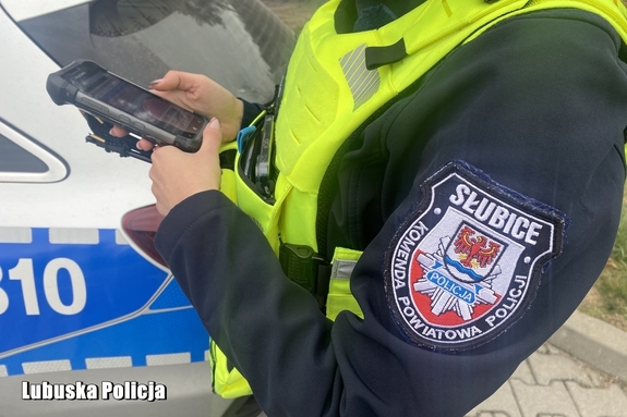 policjantka sprawdza dane