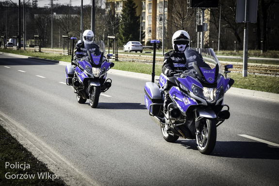 policjanci na motocyklach