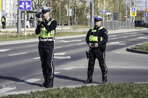 policjanci kontrolują prędkość