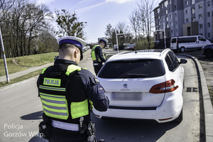 policjanci podczas kontroli pojazdu