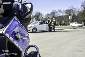 motocykl i policjanci w tle