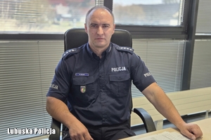 policjant siedzi przy biurku