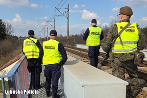 mundurowi na torowisku