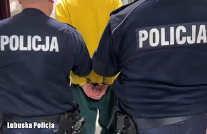 policjanci prowadzą mężczyznę