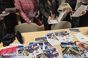 osoby przeglądają ulotki