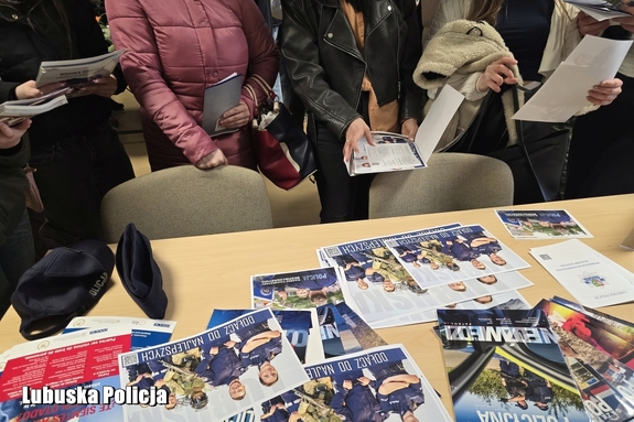 osoby przeglądają ulotki