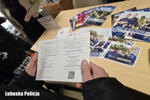 osoba trzyma ulotkę